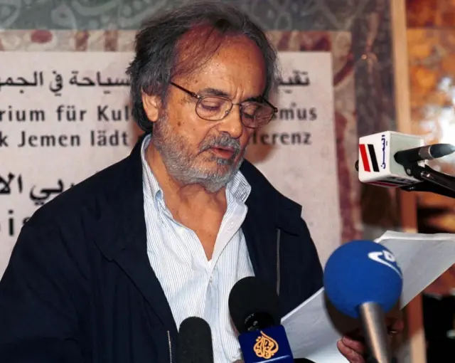 أدونيس في في مؤتمر الشعر العربي الألماني في صنعاء عام 2000.