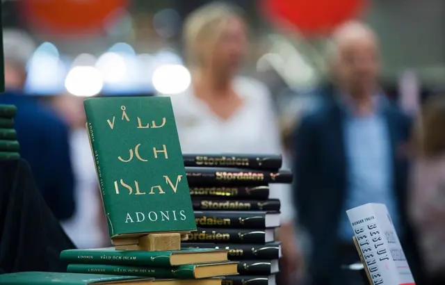 كتاب العنف والإسلام لأدونيس، عام 2016.