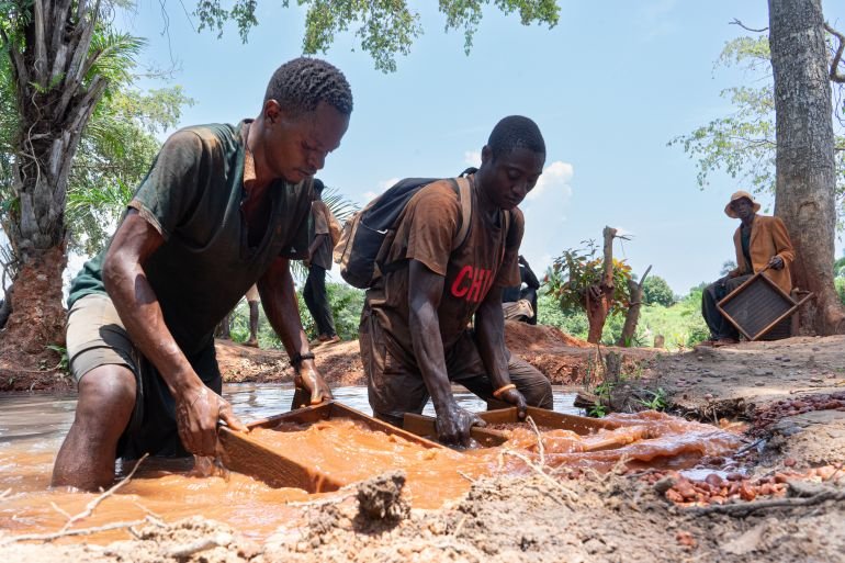 TSHIKAPA, DEMOCRATIC REBUPLIC OF THE KONGO - MARCH 25: Some workers continue to work at the site although mining operations have been suspended following the deadly landslide following 5 workers lost their lives in the collapse that occurred on the night of March 21 when heavy rains weakened the walls of the mine at Kanfuma mine in Tshikapa district of Kasai province of the Democratic Republic of Congo on March 235, 2025. The Kanfuma mine, which operates informally, is home to just one of the thousands of people who make their living from mining in the region. (Photo by Ruben Nyanguila/Anadolu via Getty Images)