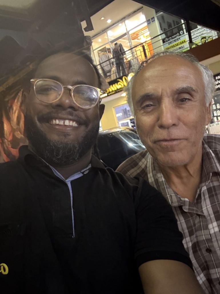جواد أحد شركاء مطعم جايطة في نيروبي مع أحد الزبائن
