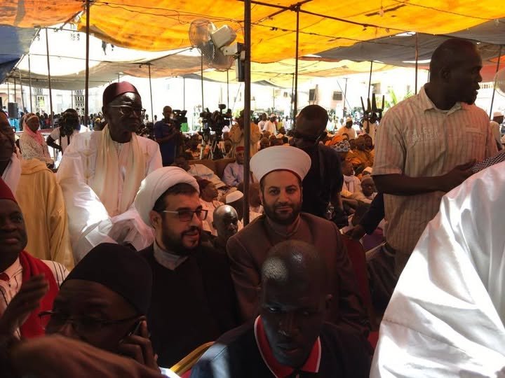 ممثل دار الفتوى اللبنانية في السنغال/غرب أفريقيا الشيخ الدكتور محمد العوض بمشاركة السفير اللبناني ووجهاء الجالية ورؤسائها الروحيين يقدمون التعازي إلى أسرة الحاج مالك سي بوفاة الخليفة العام للطريقة التيجانية في السنغال،