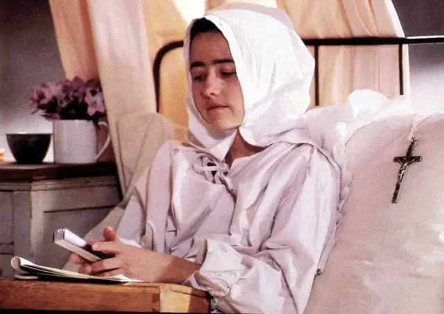 الممثلة كاترين موشيه في دور القديسة تريز في الفيلم الفرنسي "تريز" عام 1986 