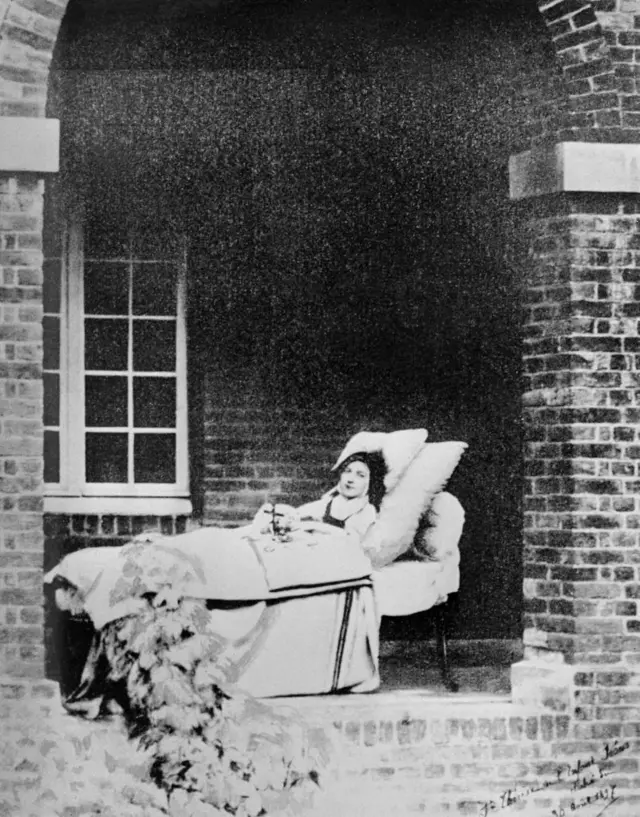 القديسة تريز الطفل يسوع على فراش المرض أمام غرفة المرضى في دير الكرمل في ليزيو في 30 أغسطس/آب 1897