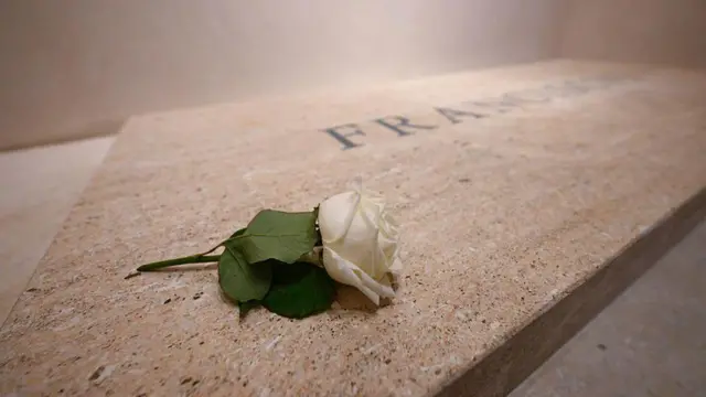 زهرة بييضاء على قبر البابا فرنسيس