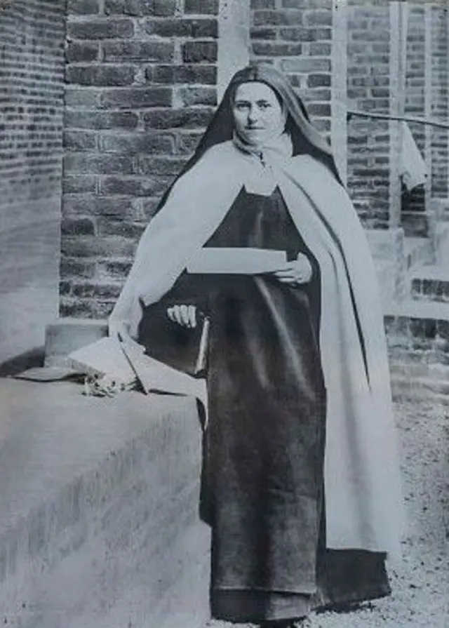 القديسة تريز من ساحة دير الكرمل