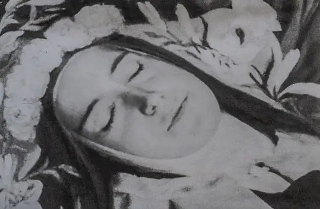 القديسة تريز الطفل يسوع بعد وفاتها صورة التقطتها لها اختها سيلين (الراهبة جينفياف الوجه الأقدس) في الأول من أكتوبر/تشرين الأول عام 1897