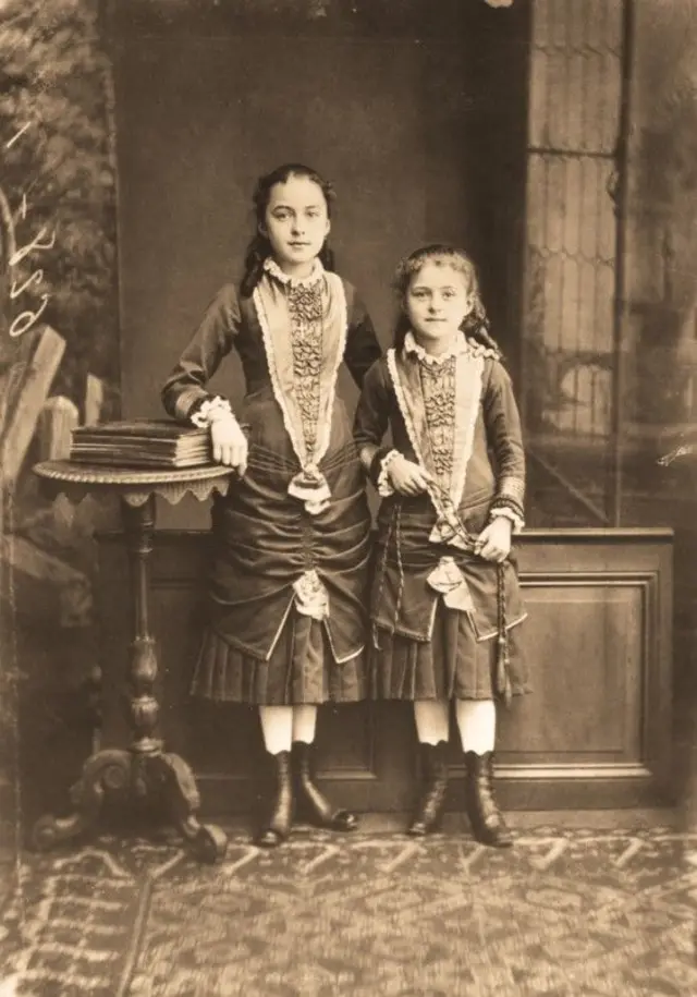 القديسة تريز (يمين) مع شقيقتها سيلين (فيما بعد الراهبة جينفياف الوجه الأقدس) عام 1881