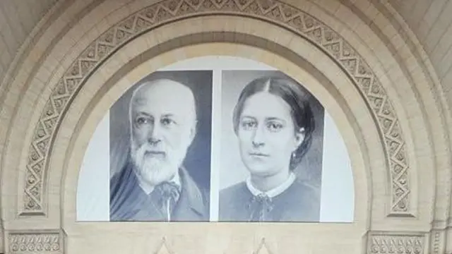 لويس مارتان (يسار) والد القديسة تريز وامها زيلي غيران 